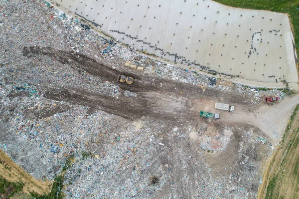 Caminhões Lixo Descarregam Lixo Para Aterro Sanitário Foto Drone — Fotografia de Stock