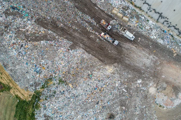 Caminhões Lixo Descarregam Lixo Para Aterro Sanitário Foto Drone — Fotografia de Stock