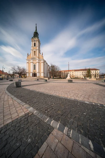 Церква Szekszard Бела Тер Довгою Витримкою Фото — стокове фото