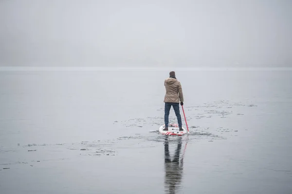 Зимняя поездка на джипе по ледяному озеру — стоковое фото