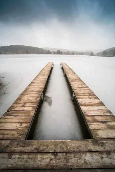 Lago congelado con muelle de madera — Foto de Stock