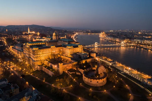 Budapest por la noche con el Castillo de Buda Palacio Real — Foto de Stock