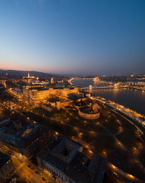 Budapest por la noche con el Castillo de Buda Palacio Real — Foto de Stock