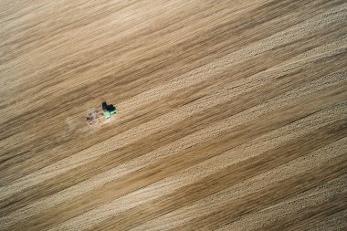 Çiftlik tarlayı ilkbahar dikimi için hazırlık traktör