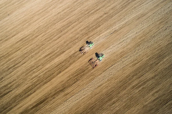 Trekker ploegen boerderij veld ter voorbereiding van het voorjaar planten — Stockfoto