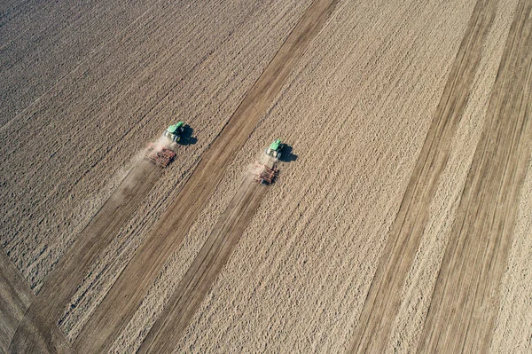 Traktor plöjer gård fält inför vårens plantering — Stockfoto