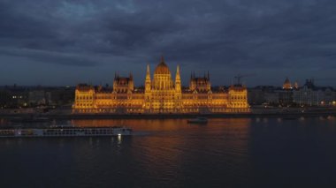 Budapeşte, Macaristan'da Macaristan Parlamentosu ve Tuna'da gece videosu
