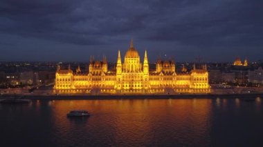 Macaristan Parlamentosu ve Budapeşte Tuna Nehri'nde gece videosu, Macaristan