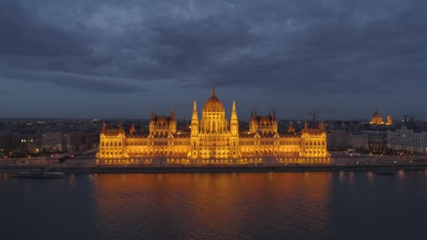 Ночное Видео Венгерском Парламенте Реке Дунай Будапеште Венгрия — стоковое видео
