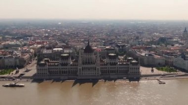Macaristan Parlamentosu ve Budapeşte, Macaristan'da Tuna Nehri'nde video