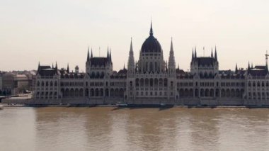 Macaristan Parlamentosu ve Budapeşte, Macaristan'da Tuna Nehri'nde video