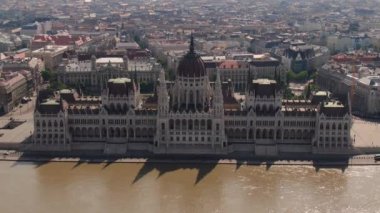 Macaristan Parlamentosu ve Budapeşte, Macaristan'da Tuna Nehri'nde video