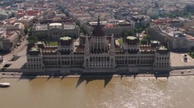 Macaristan Parlamentosu ve Budapeşte, Macaristan'da Tuna Nehri'nde video