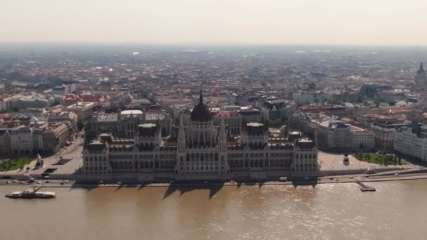 ハンガリー議会とブダペストのドナウ川でのビデオ ハンガリー — ストック動画