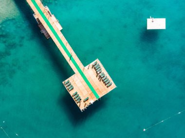 Denizde ahşap iskele 