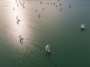 Yelkenli tekneler ile hava fotoğrafı