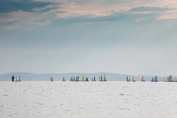 Парусные лодки соревнуются на 51-м чемпионате Кекшалага — стоковое фото