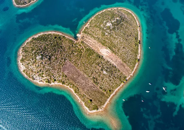 Galesnjak kalp şeklinde ada — Stok fotoğraf