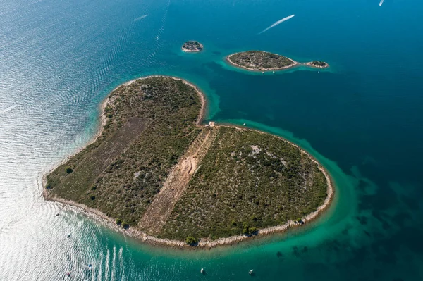 Galesnjak kalp şeklinde ada — Stok fotoğraf