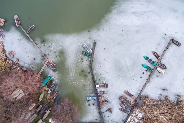 Lago congelado con muelle de madera — Foto de Stock