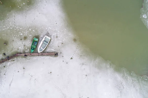 Lago congelado con muelle de madera — Foto de Stock