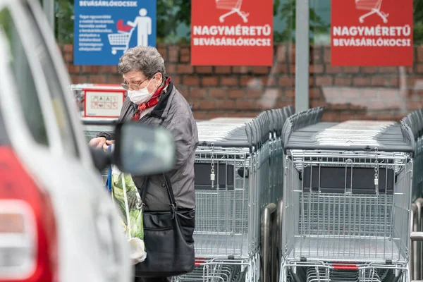Pecs 5月27日 ハンガリーのペックスで2020年5月27日に老婦人が通りで買い物に行きます コロナウイルスのパンデミックの間誰もが顔マスクを着用する必要があります — ストック写真