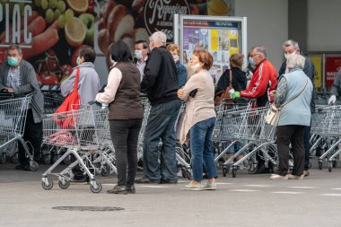 PECS - 27 Mayıs 2020 tarihinde Macaristan 'ın Pecs kentinde yaşlı insanlar alışverişe gider. Coronavirus salgını sırasında herkes maske takmak zorundadır.