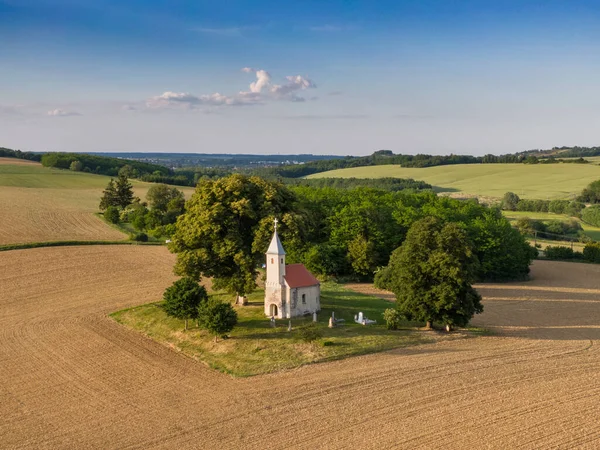 美しい古い小さなキリスト教礼拝堂の空中写真 — ストック写真