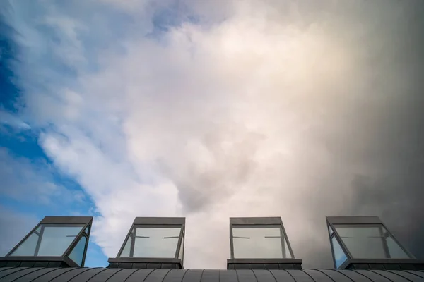 曇り空の現代的な建物の屋根の窓 — ストック写真