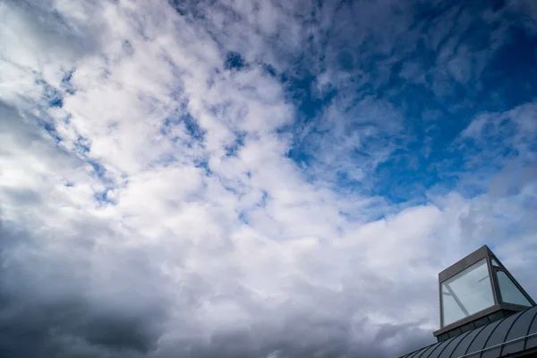 Janelas Telhado Edifício Moderno Com Céu Nublado — Fotografia de Stock