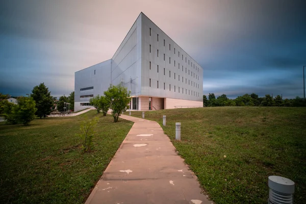 Moderna Pared Del Edificio Oficinas Acero Vidrio Con Cielo Nublado —  Fotos de Stock