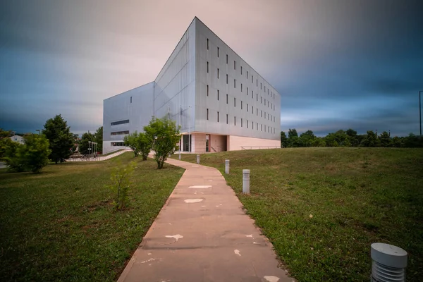 Moderní Kancelářská Stěna Oceli Skla Oblačným Nebem — Stock fotografie