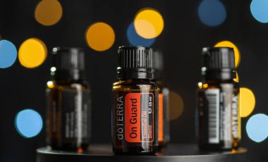 Pecs / Hungray - Temmuz 02 2020 - Koyu parlak arka planda günlük kullanım için Doterra Temel Yağ 'ın resimsel görüntüsü