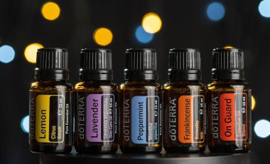 Pecs / Hungray - Temmuz 02 2020 - Koyu parlak arka planda günlük kullanım için Doterra Temel Yağ 'ın resimsel görüntüsü