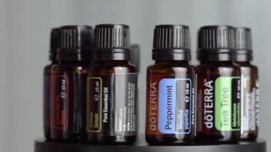 Pecs / Hungray - Temmuz 02 2020 - Koyu parlak arka planda günlük kullanım için Doterra Esnecessary Oils 'in illüstrasyon videosu