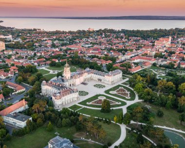 Macaristan 'ın Keszthely kentindeki Festetics Castle' ın havadan fotografı.