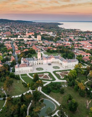Macaristan 'ın Keszthely kentindeki Festetics Castle' ın havadan fotografı.