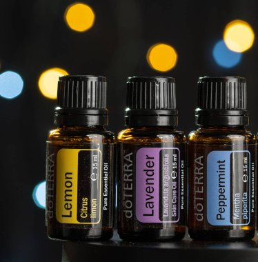 Pecs / Hungray - Temmuz 02 2020 - Koyu parlak arka planda günlük kullanım için Doterra Temel Yağ 'ın resimsel görüntüsü