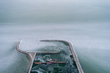 Balatonfenyves 'deki Balaton Gölü' ndeki yelkenli teknelerinin hava fotoğrafı.