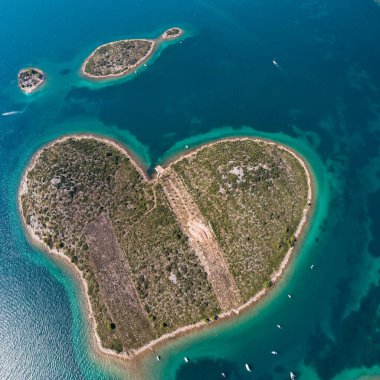 Kalp şeklinde Galesnjak adası, hava manzarası, Hırvatistan 'ın Dalmaçya bölgesi