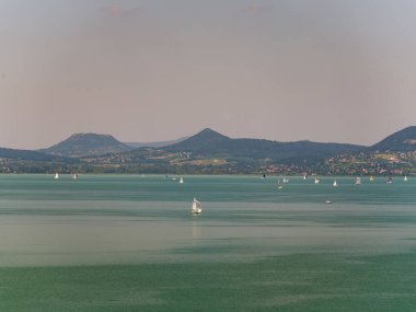 Balaton Gölü 'nde yelkenli teknelerle çekilen hava fotoğrafı Badacsony