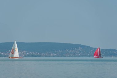 ZAMARDI 29 Temmuz 2020: Yelkenli tekneler 29 Temmuz 2020 tarihinde Macaristan 'ın Zamardi kentinde Balaton Gölü' nde 52.and Kkszalag şampiyonasında yarışacak..