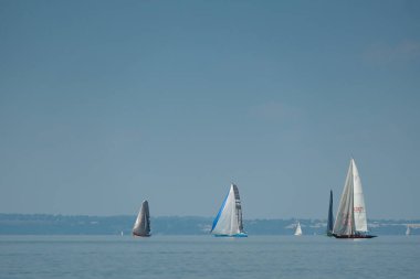 ZAMARDI 29 Temmuz 2020: Yelkenli tekneler 29 Temmuz 2020 tarihinde Macaristan 'ın Zamardi kentinde Balaton Gölü' nde 52.and Kkszalag şampiyonasında yarışacak..