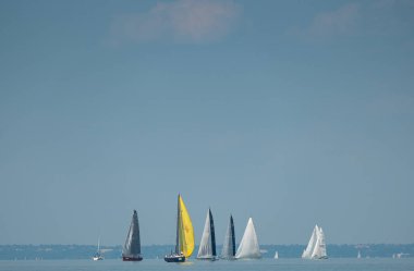 ZAMARDI 29 Temmuz 2020: Yelkenli tekneler 29 Temmuz 2020 tarihinde Macaristan 'ın Zamardi kentinde Balaton Gölü' nde 52.and Kkszalag şampiyonasında yarışacak..