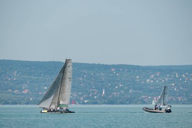 ZAMARDI 29 Temmuz 2020: Yelkenli tekneler 29 Temmuz 2020 tarihinde Macaristan 'ın Zamardi kentinde Balaton Gölü' nde 52.and Kkszalag şampiyonasında yarışacak..