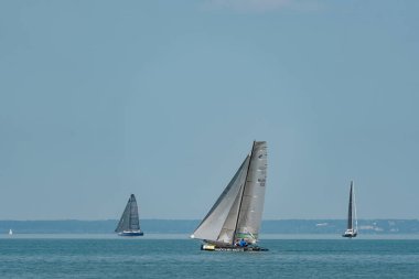 ZAMARDI 29 Temmuz 2020: Yelkenli tekneler 29 Temmuz 2020 tarihinde Macaristan 'ın Zamardi kentinde Balaton Gölü' nde 52.and Kkszalag şampiyonasında yarışacak..