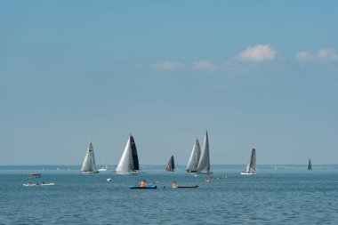 ZAMARDI 29 Temmuz 2020: Yelkenli tekneler 29 Temmuz 2020 tarihinde Macaristan 'ın Zamardi kentinde Balaton Gölü' nde 52.and Kkszalag şampiyonasında yarışacak..