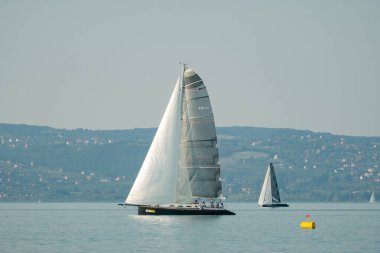 ZAMARDI 29 Temmuz 2020: Yelkenli tekneler 29 Temmuz 2020 tarihinde Macaristan 'ın Zamardi kentinde Balaton Gölü' nde 52.and Kkszalag şampiyonasında yarışacak..
