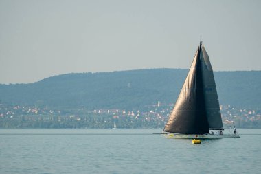 ZAMARDI 29 Temmuz 2020: Yelkenli tekneler 29 Temmuz 2020 tarihinde Macaristan 'ın Zamardi kentinde Balaton Gölü' nde 52.and Kkszalag şampiyonasında yarışacak..