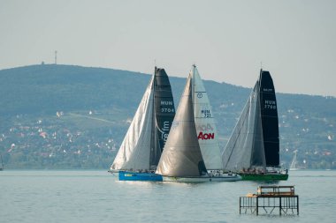 ZAMARDI 29 Temmuz 2020: Yelkenli tekneler 29 Temmuz 2020 tarihinde Macaristan 'ın Zamardi kentinde Balaton Gölü' nde 52.and Kkszalag şampiyonasında yarışacak..